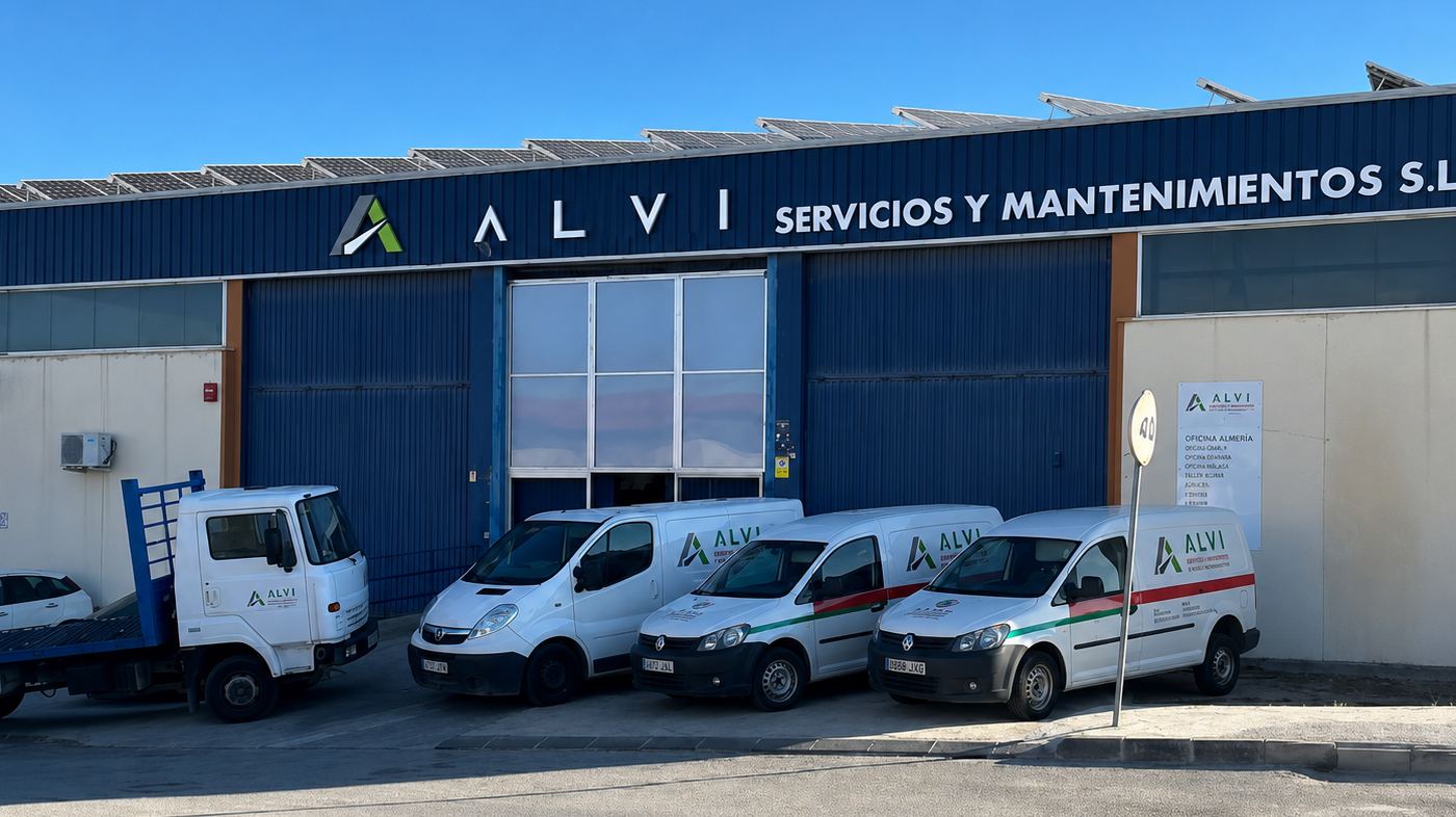 Maquinaria agrícola en la nave de ALVI en Yecla