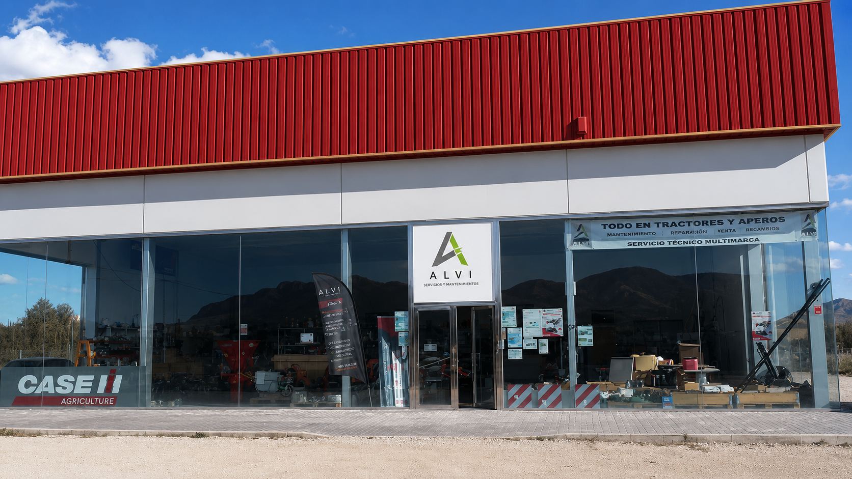 La nave de ALVI en Yecla, con maquinaria agrícola en el interior